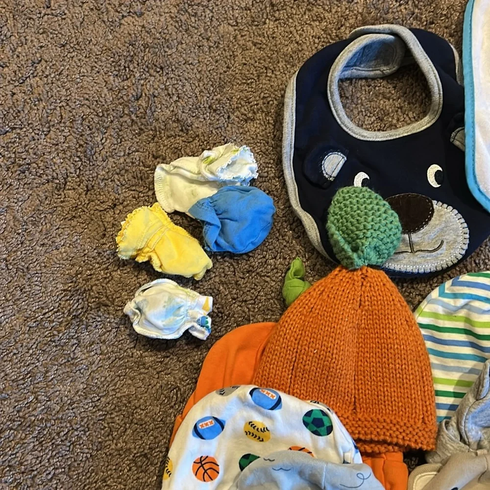 Newborn babyboy hat, bibs and mittens bundle!